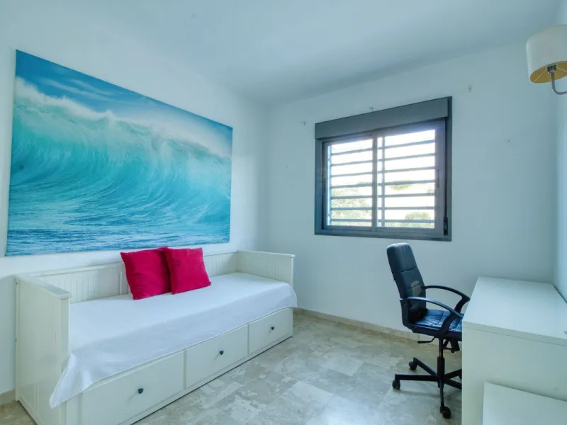 Spacious 3-bedroom top-floor apartment with stunning sea views!