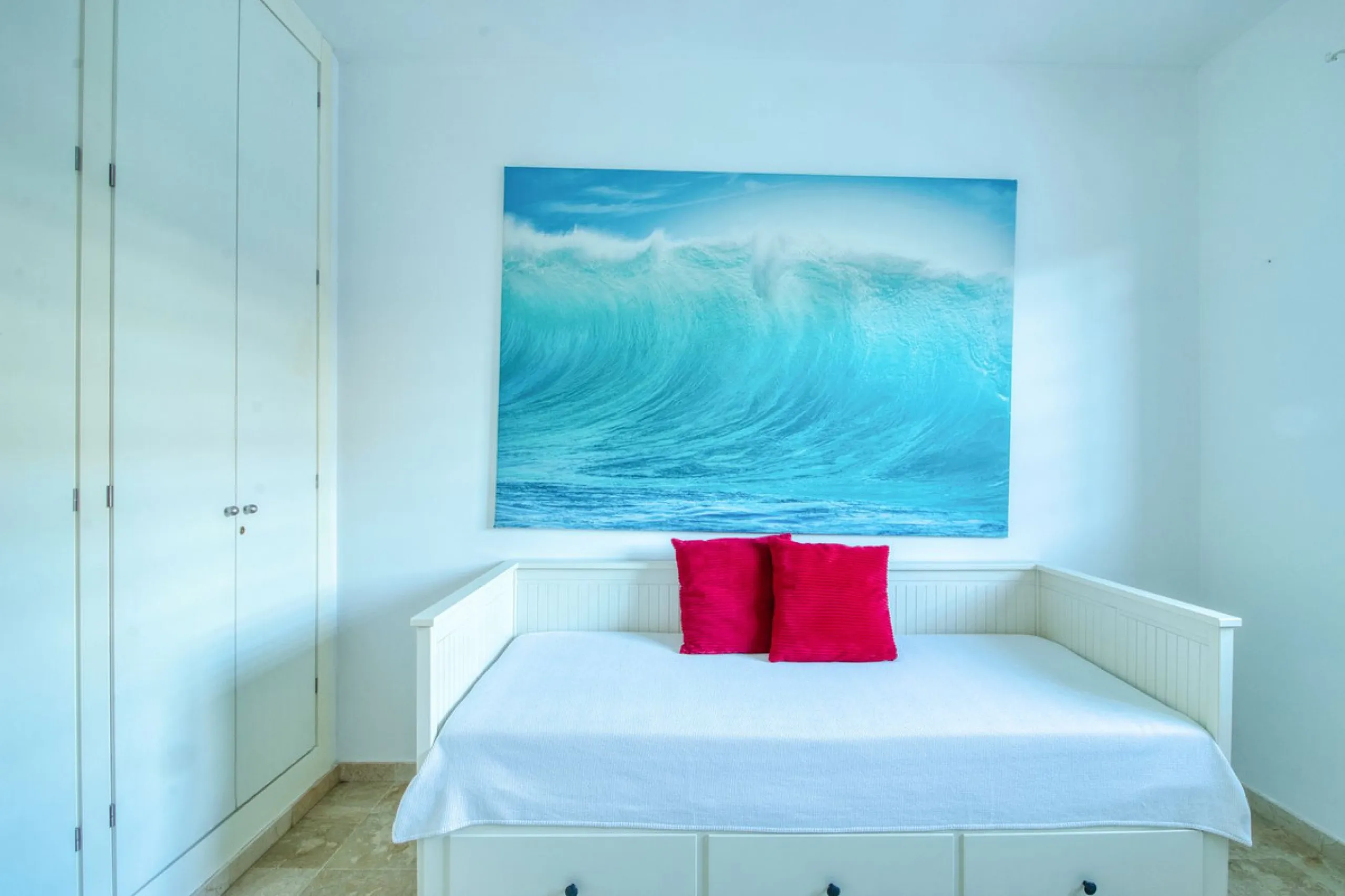 Spacious 3-bedroom top-floor apartment with stunning sea views!