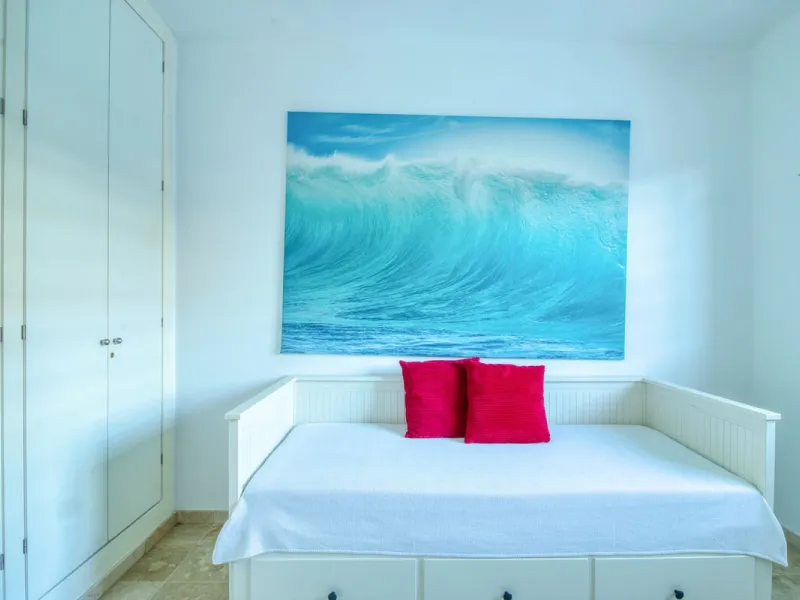 Spacious 3-bedroom top-floor apartment with stunning sea views!