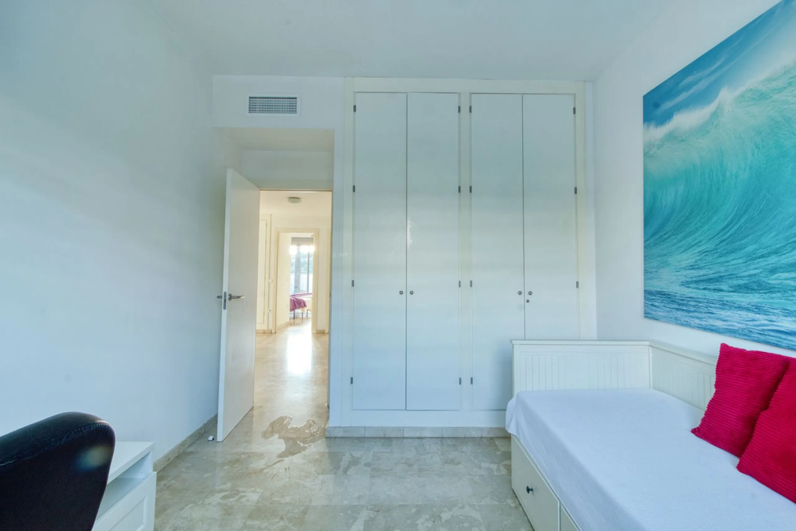 Spacious 3-bedroom top-floor apartment with stunning sea views!