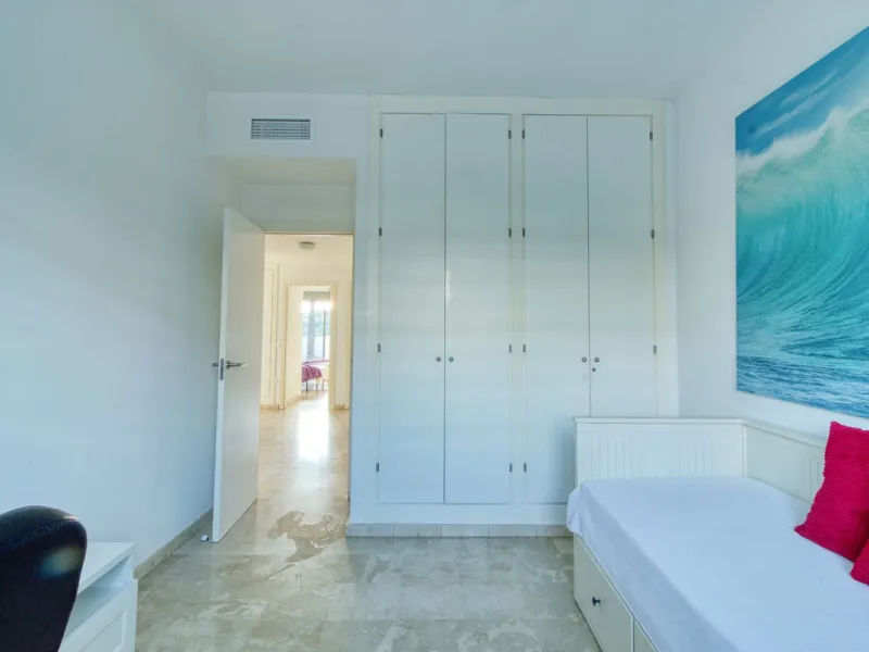 Spacious 3-bedroom top-floor apartment with stunning sea views!