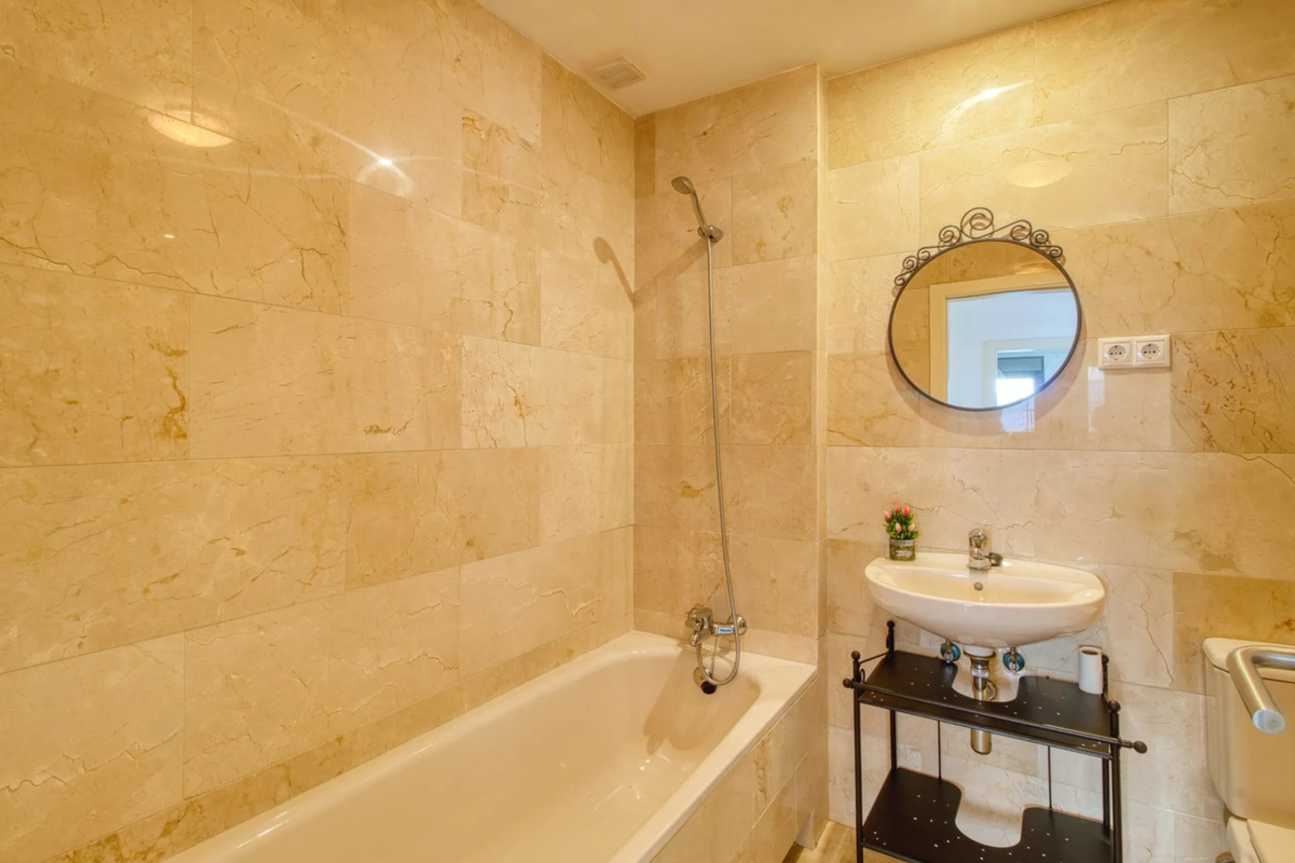Spacious 3-bedroom top-floor apartment with stunning sea views!