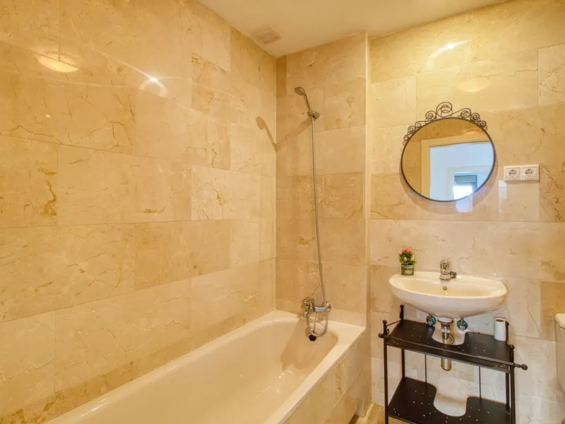 Spacious 3-bedroom top-floor apartment with stunning sea views!
