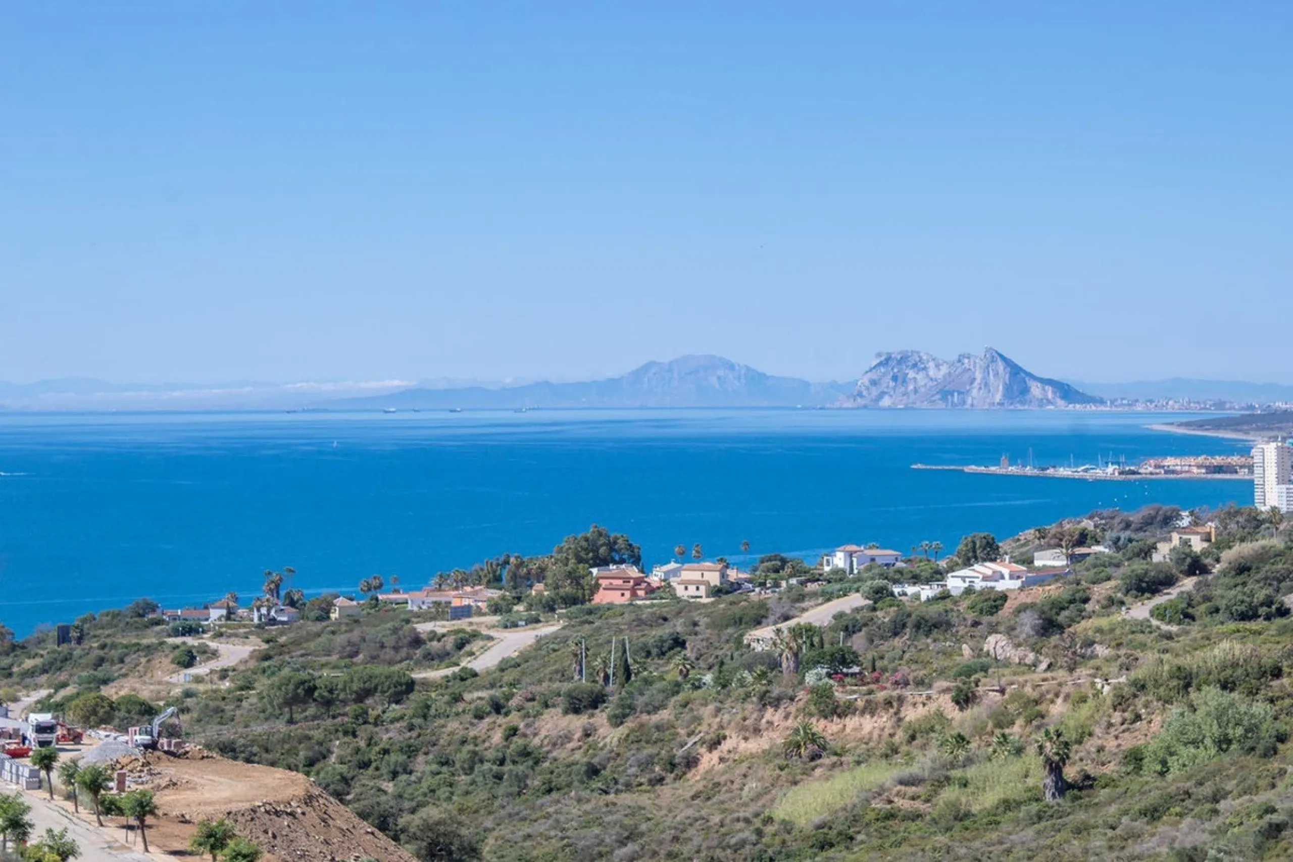 Spacious 3-bedroom top-floor apartment with stunning sea views!