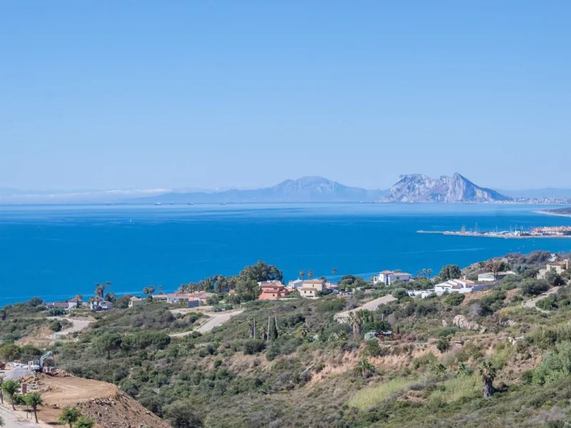 Spacious 3-bedroom top-floor apartment with stunning sea views!