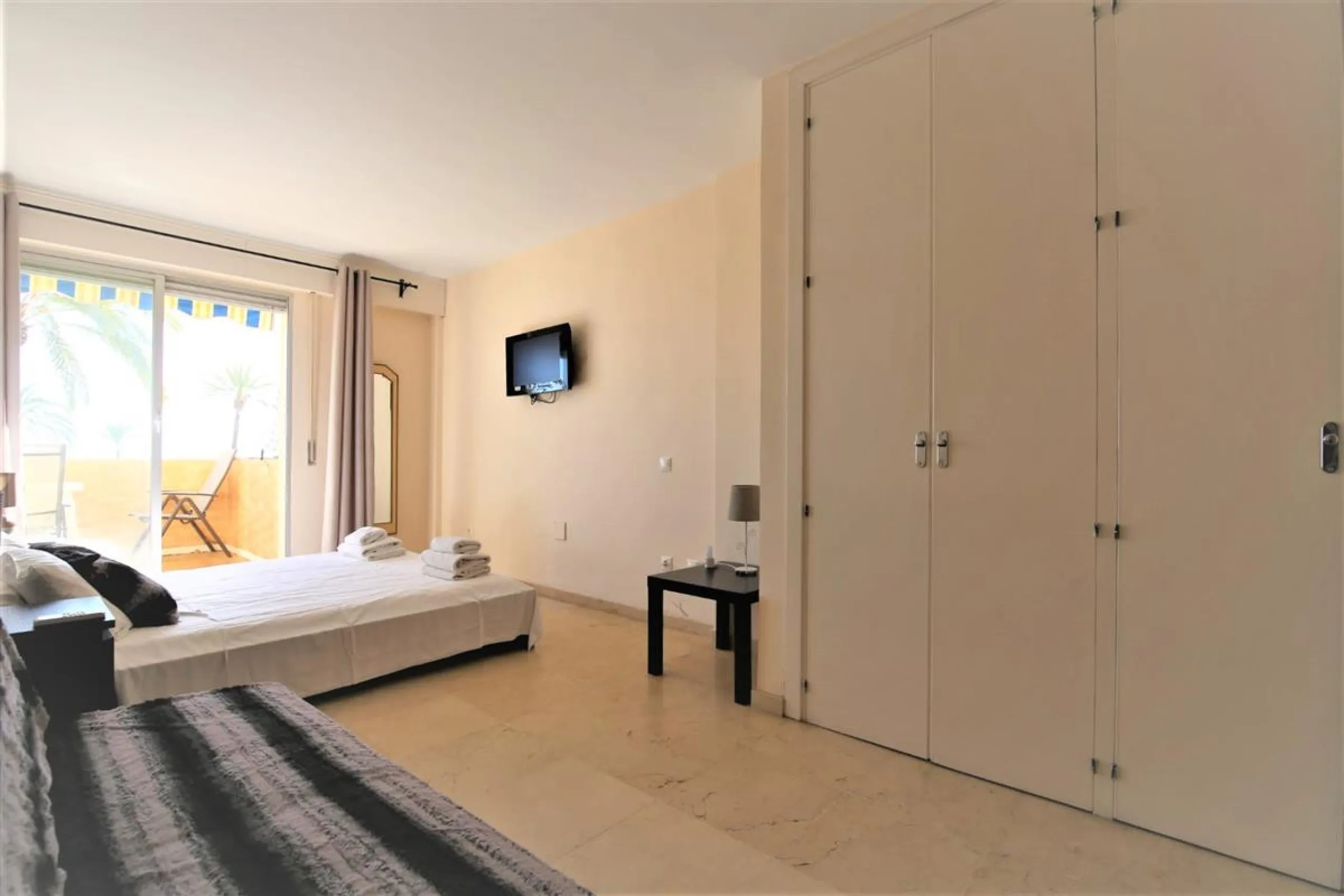 Apartment - Middle Floor Apartment в продаже в Estepona, Málaga. В доме 2 спален и 2 ванных комнат. Площадь дома 105 м². Площадь участка 105 м²