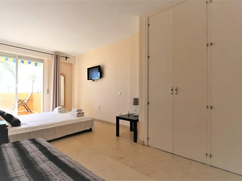 Apartment - Middle Floor Apartment в продаже в Estepona, Málaga. В доме 2 спален и 2 ванных комнат. Площадь дома 105 м². Площадь участка 105 м²