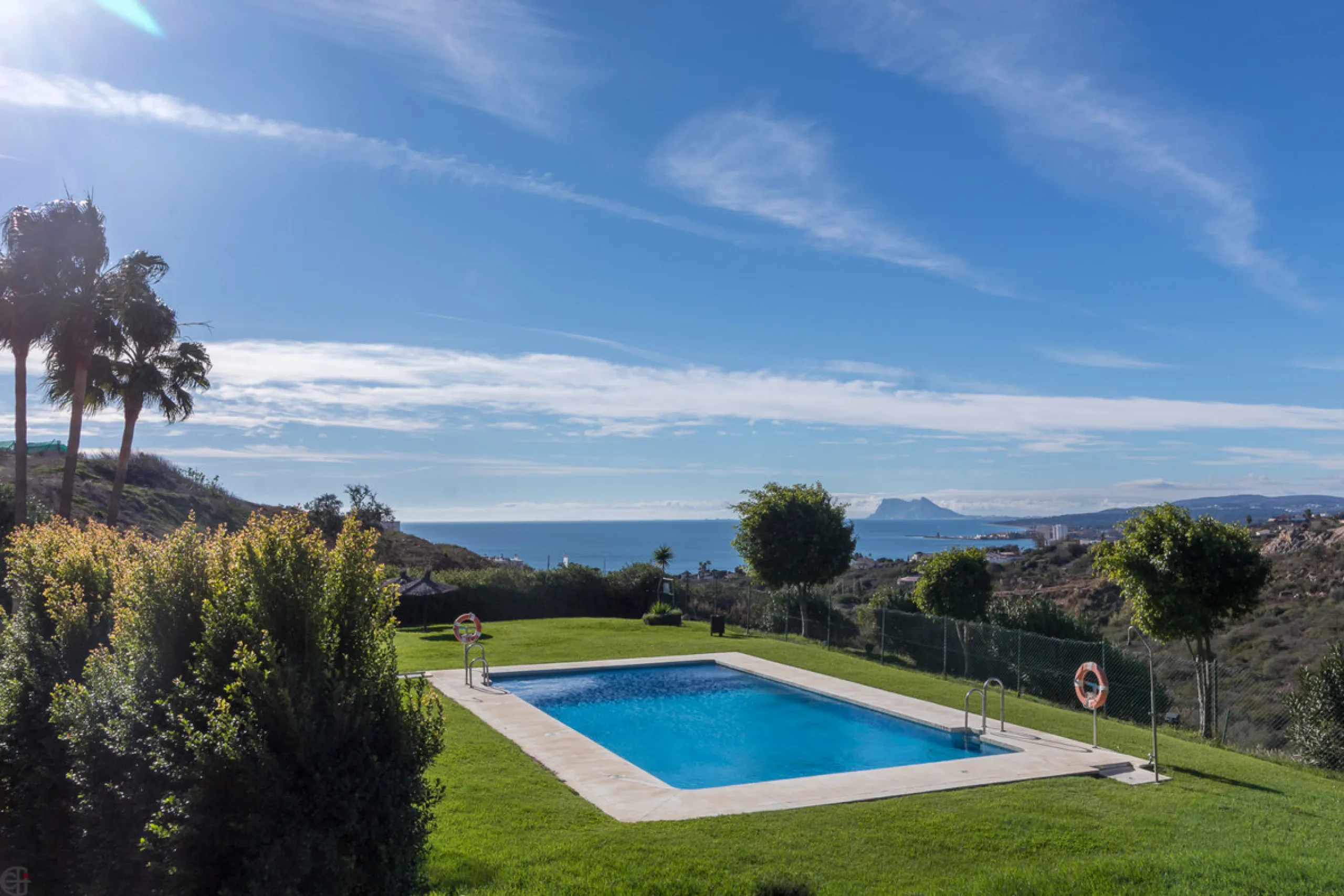 Spacious 3-bedroom top-floor apartment with stunning sea views!