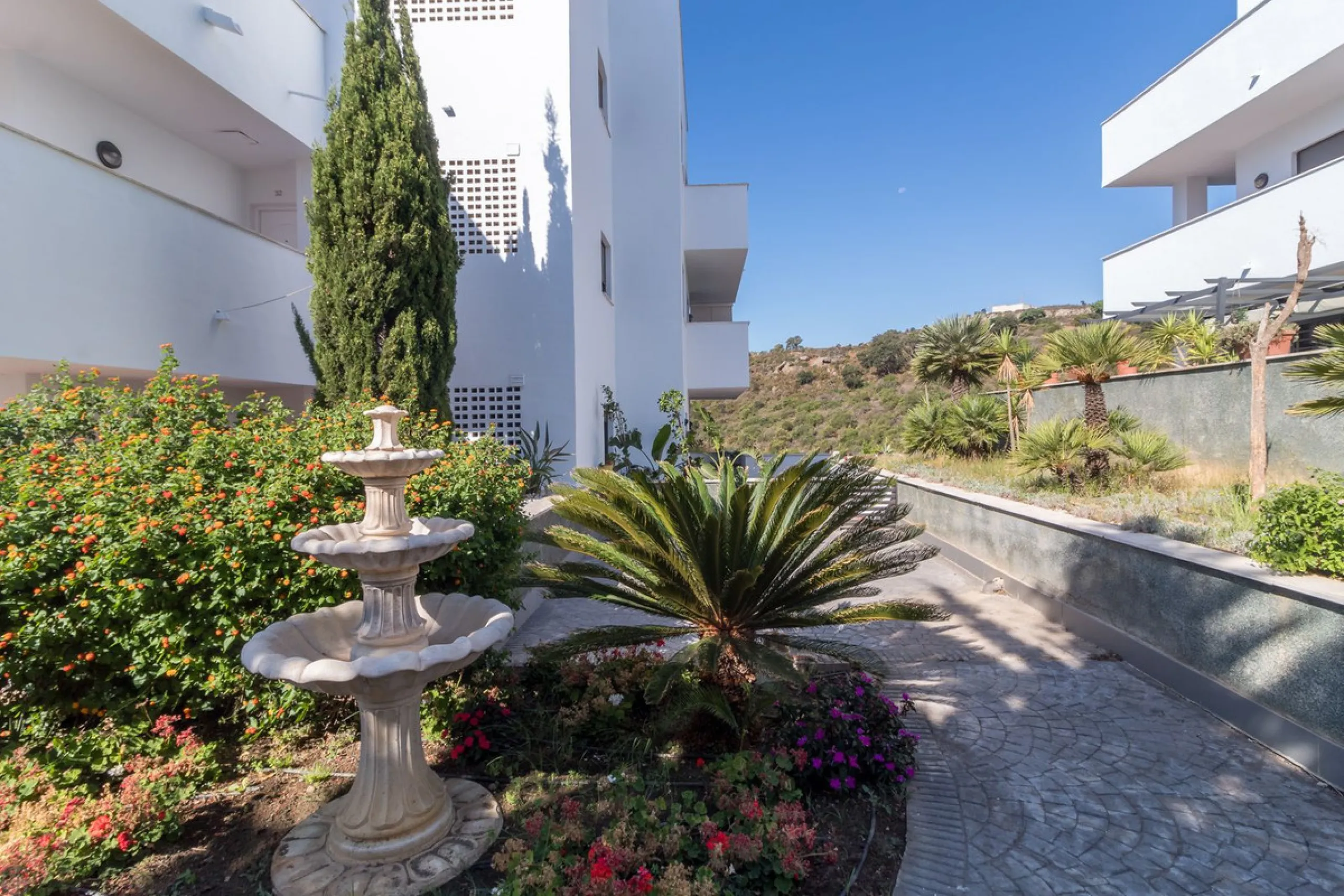 Spacious 3-bedroom top-floor apartment with stunning sea views!