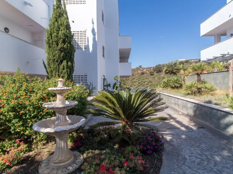 Spacious 3-bedroom top-floor apartment with stunning sea views!