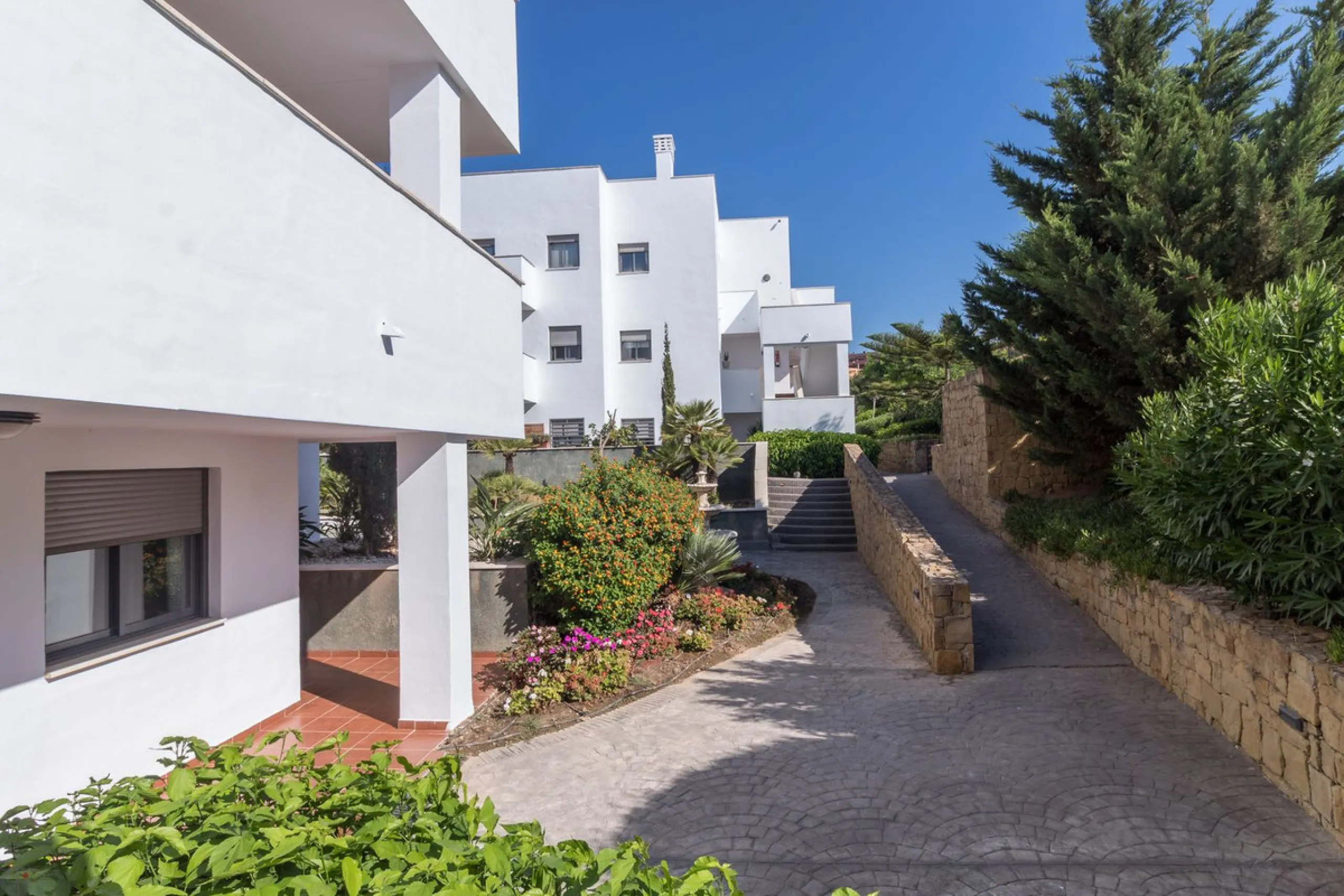 Spacious 3-bedroom top-floor apartment with stunning sea views!