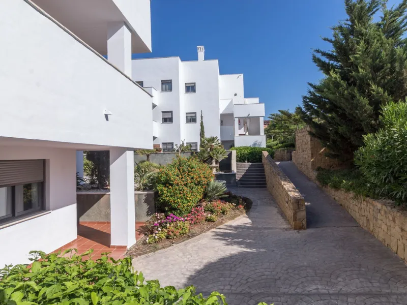 Spacious 3-bedroom top-floor apartment with stunning sea views!
