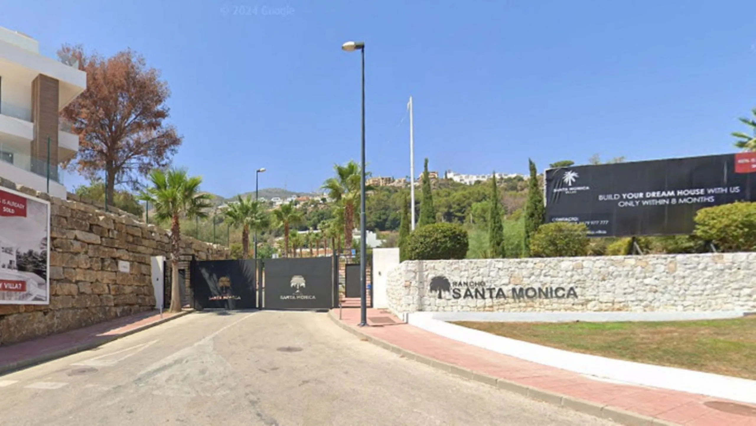 Magnificent 2,000 m² plot with stunning sea views, located in Torremuelle, one of the most exclusive and peaceful residential areas between Fuengirola and Benalmádena, just 600 metres from the beach.