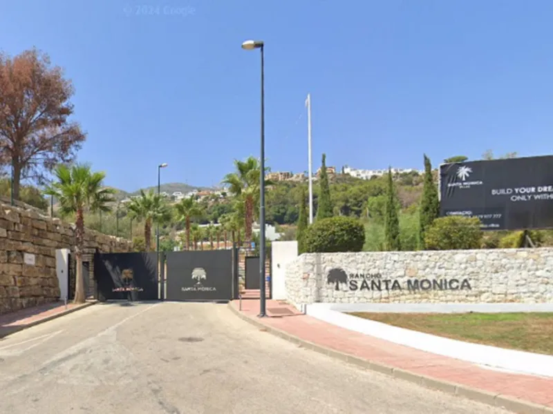 Magnificent 2,000 m² plot with stunning sea views, located in Torremuelle, one of the most exclusive and peaceful residential areas between Fuengirola and Benalmádena, just 600 metres from the beach.