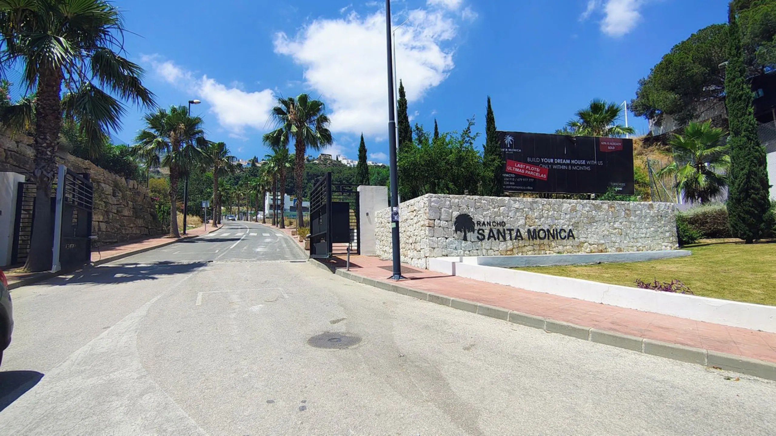 Magnificent 2,000 m² plot with stunning sea views, located in Torremuelle, one of the most exclusive and peaceful residential areas between Fuengirola and Benalmádena, just 600 metres from the beach.