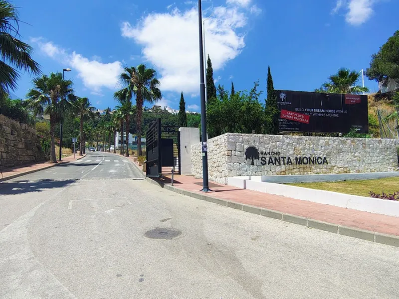 Magnificent 2,000 m² plot with stunning sea views, located in Torremuelle, one of the most exclusive and peaceful residential areas between Fuengirola and Benalmádena, just 600 metres from the beach.
