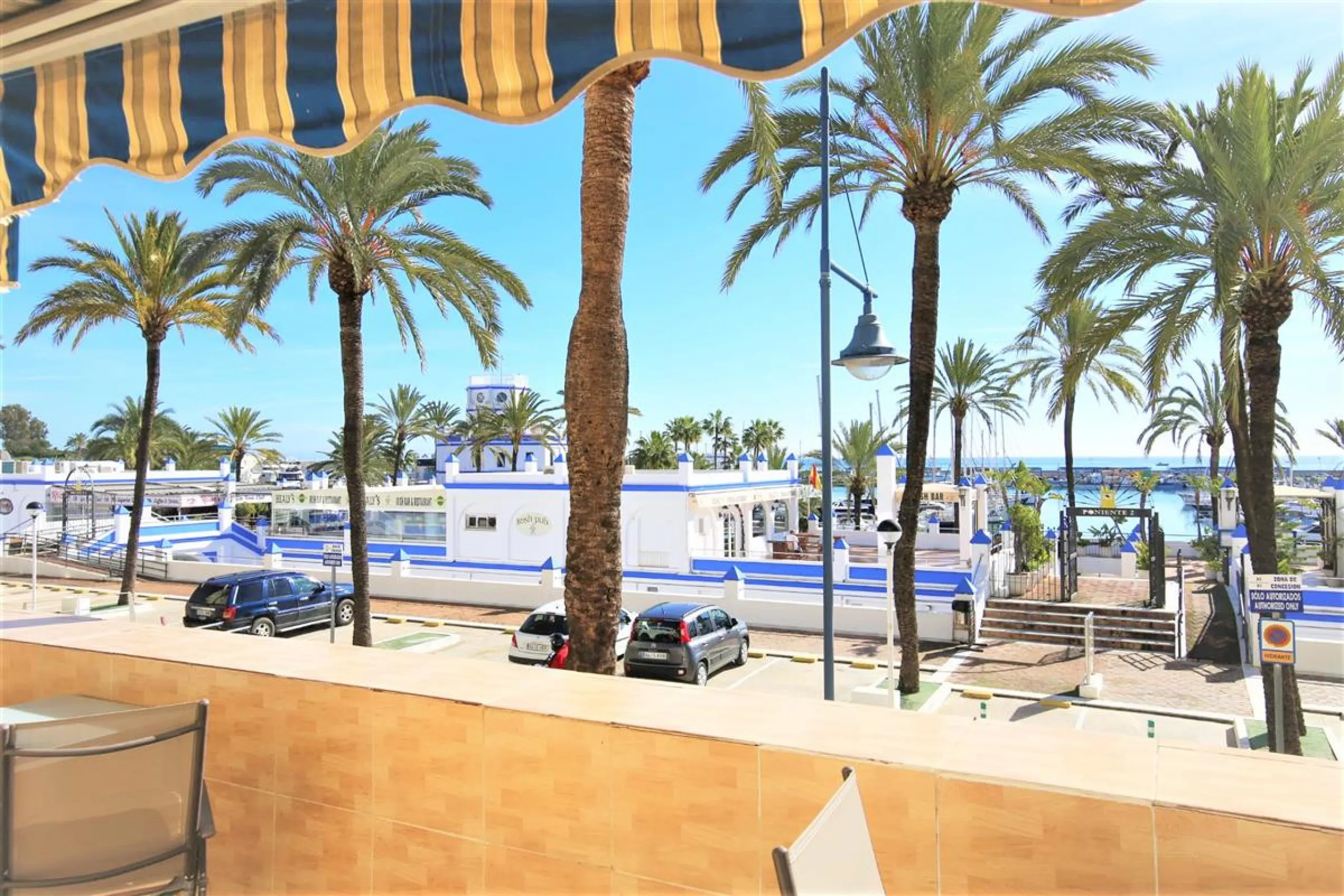 Apartment - Middle Floor Apartment в продаже в Estepona, Málaga. В доме 2 спален и 2 ванных комнат. Площадь дома 105 м². Площадь участка 105 м²
