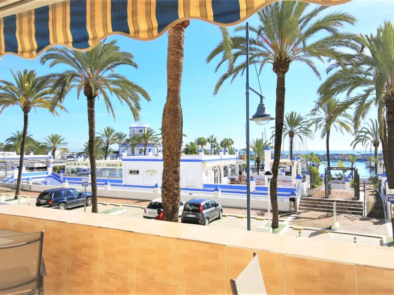 Apartment - Middle Floor Apartment в продаже в Estepona, Málaga. В доме 2 спален и 2 ванных комнат. Площадь дома 105 м². Площадь участка 105 м²