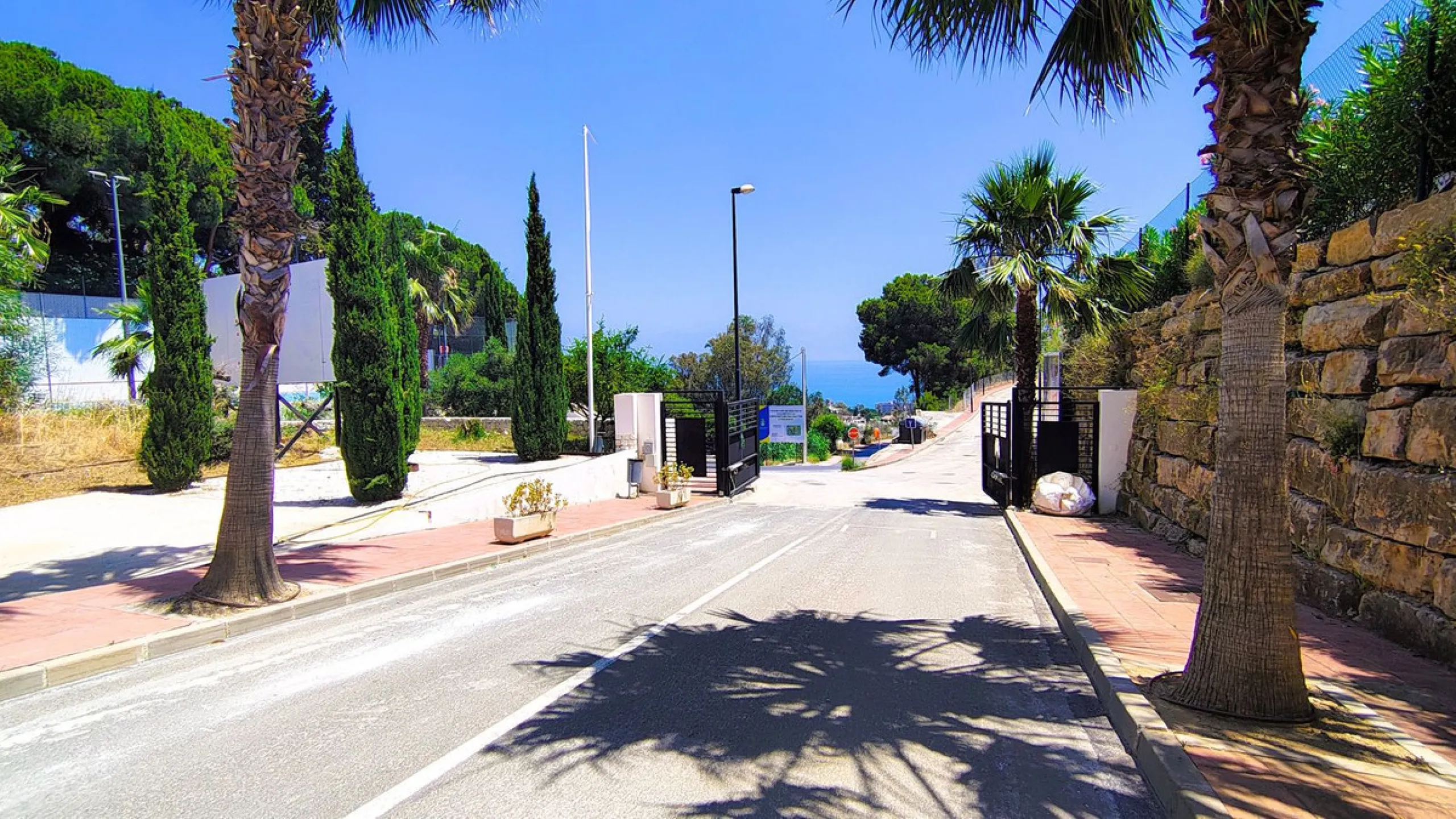Magnificent 2,000 m² plot with stunning sea views, located in Torremuelle, one of the most exclusive and peaceful residential areas between Fuengirola and Benalmádena, just 600 metres from the beach.