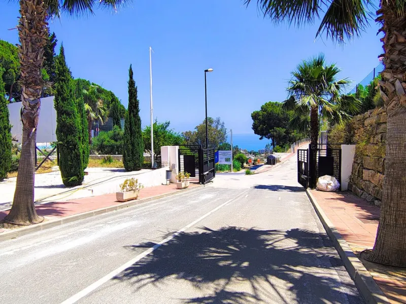 Magnificent 2,000 m² plot with stunning sea views, located in Torremuelle, one of the most exclusive and peaceful residential areas between Fuengirola and Benalmádena, just 600 metres from the beach.