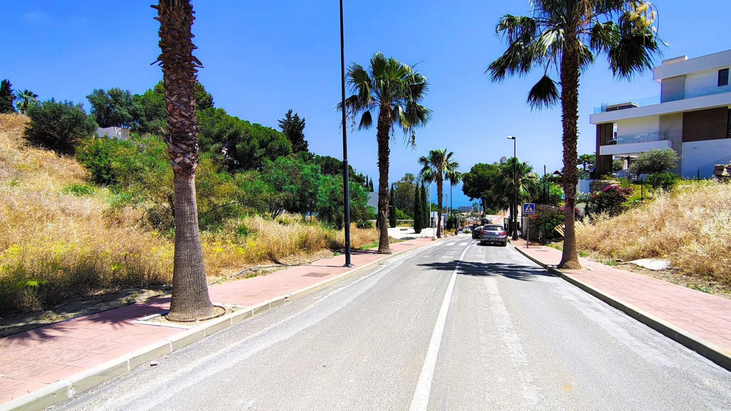Magnificent 2,000 m² plot with stunning sea views, located in Torremuelle, one of the most exclusive and peaceful residential areas between Fuengirola and Benalmádena, just 600 metres from the beach.