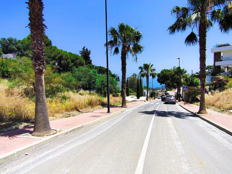 Magnificent 2,000 m² plot with stunning sea views, located in Torremuelle, one of the most exclusive and peaceful residential areas between Fuengirola and Benalmádena, just 600 metres from the beach.