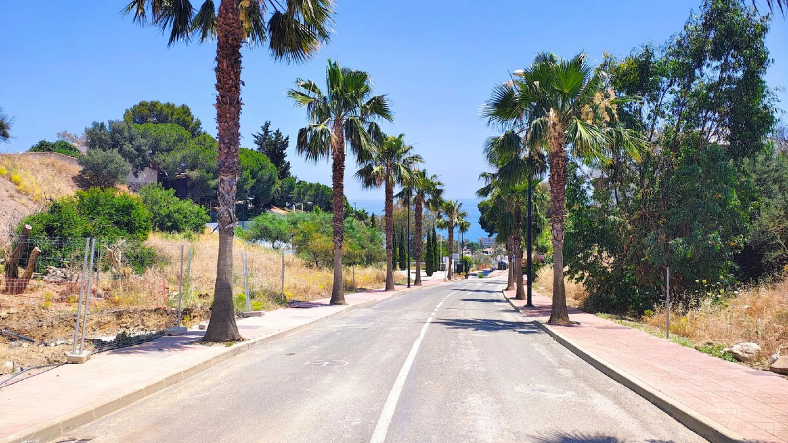 Magnificent 2,000 m² plot with stunning sea views, located in Torremuelle, one of the most exclusive and peaceful residential areas between Fuengirola and Benalmádena, just 600 metres from the beach.