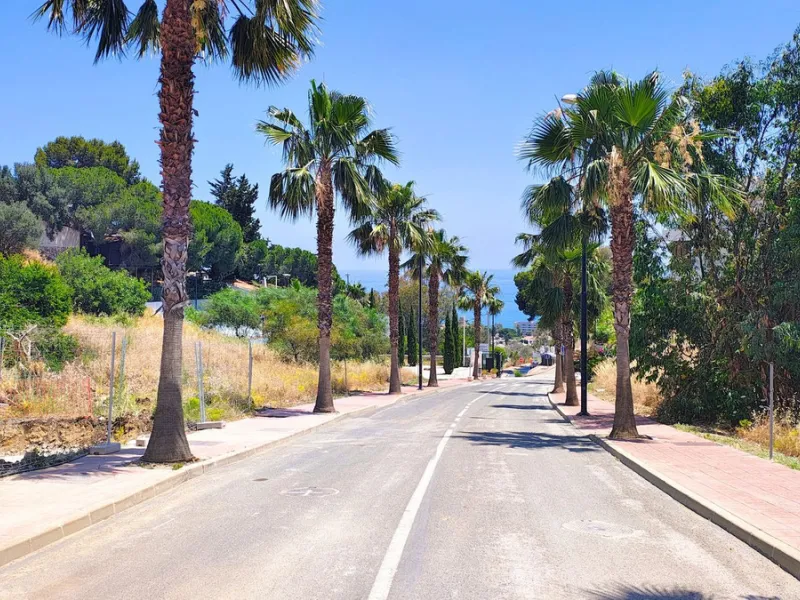 Magnificent 2,000 m² plot with stunning sea views, located in Torremuelle, one of the most exclusive and peaceful residential areas between Fuengirola and Benalmádena, just 600 metres from the beach.