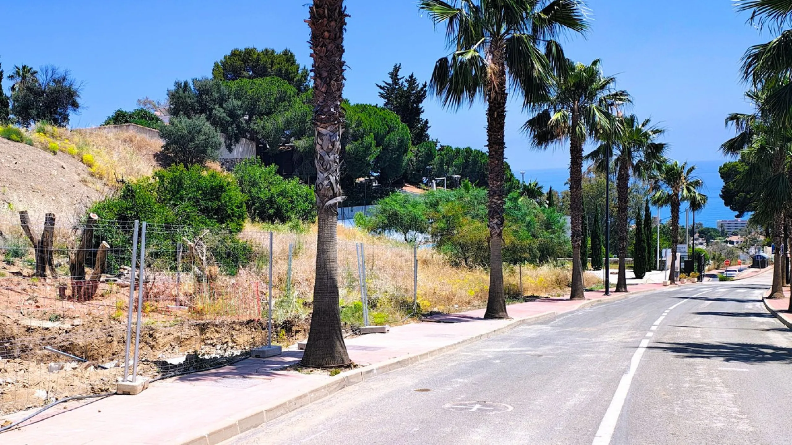 Magnificent 2,000 m² plot with stunning sea views, located in Torremuelle, one of the most exclusive and peaceful residential areas between Fuengirola and Benalmádena, just 600 metres from the beach.