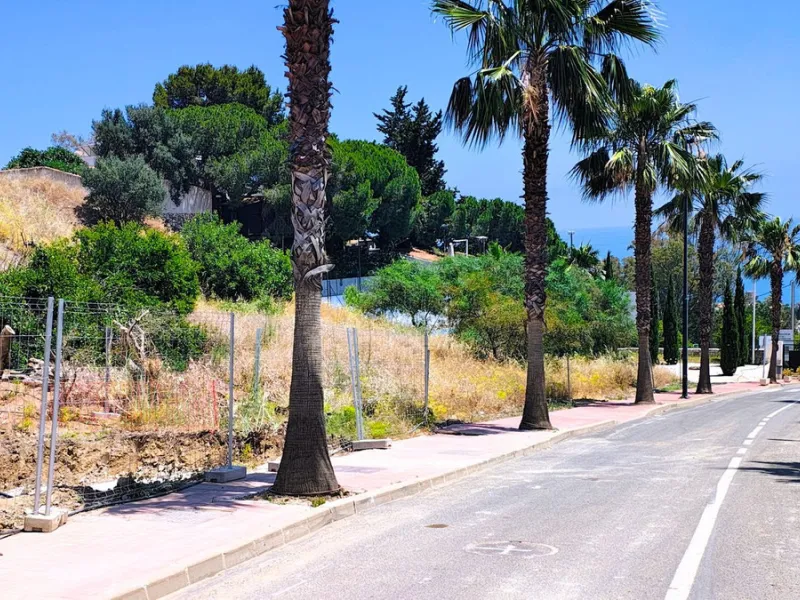 Magnificent 2,000 m² plot with stunning sea views, located in Torremuelle, one of the most exclusive and peaceful residential areas between Fuengirola and Benalmádena, just 600 metres from the beach.