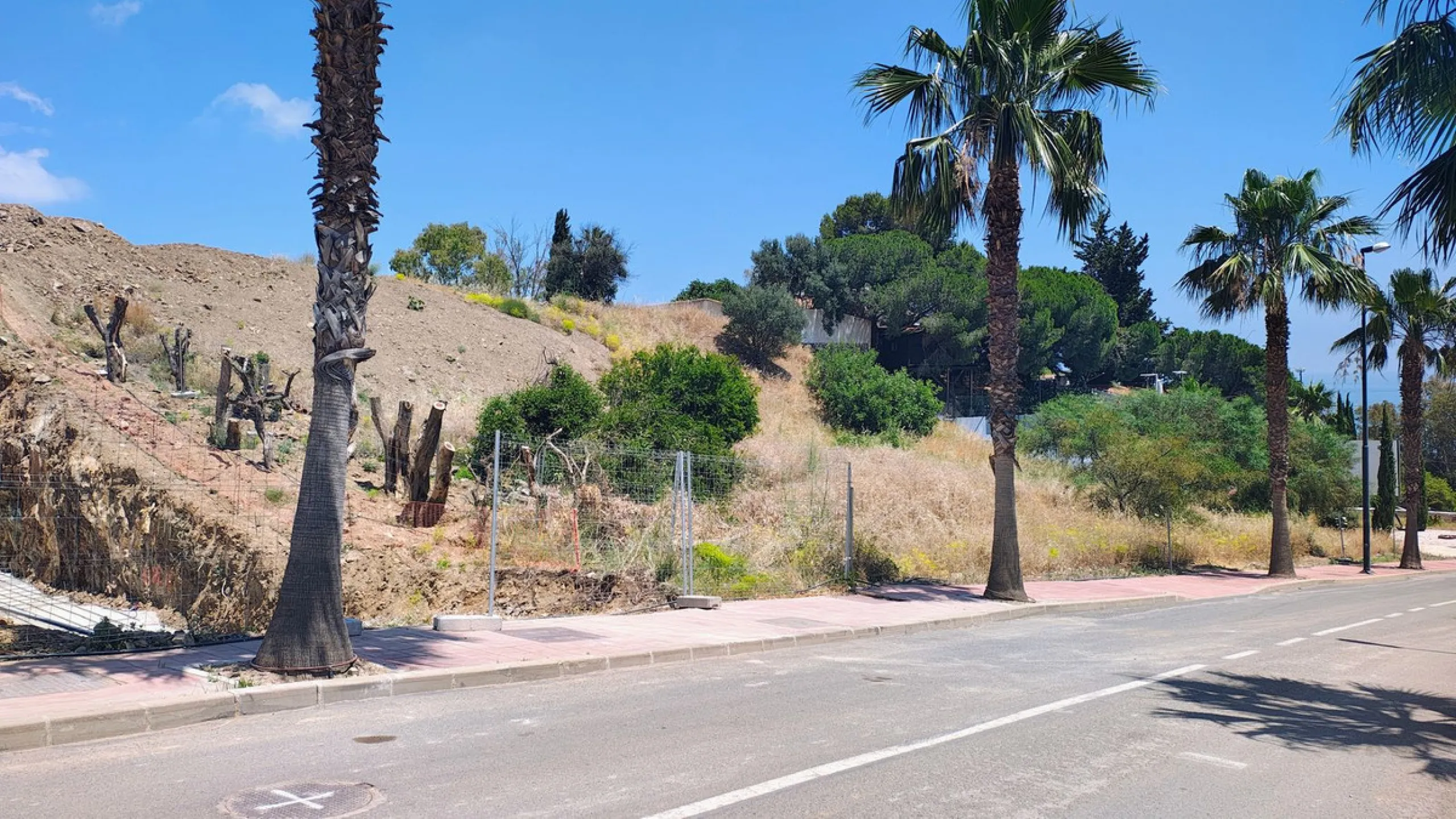 Magnificent 2,000 m² plot with stunning sea views, located in Torremuelle, one of the most exclusive and peaceful residential areas between Fuengirola and Benalmádena, just 600 metres from the beach.
