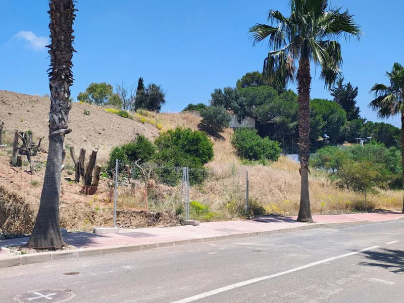 Magnificent 2,000 m² plot with stunning sea views, located in Torremuelle, one of the most exclusive and peaceful residential areas between Fuengirola and Benalmádena, just 600 metres from the beach.