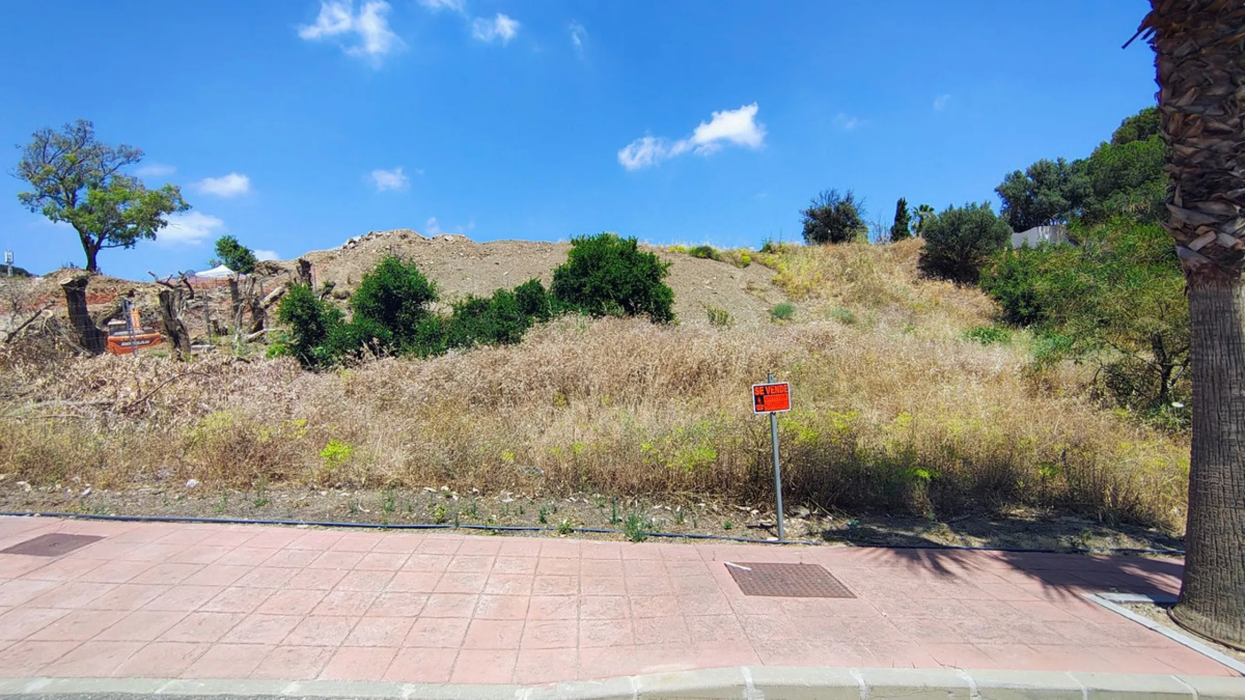 Magnificent 2,000 m² plot with stunning sea views, located in Torremuelle, one of the most exclusive and peaceful residential areas between Fuengirola and Benalmádena, just 600 metres from the beach.