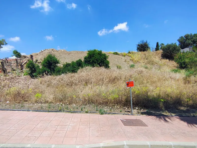 Magnificent 2,000 m² plot with stunning sea views, located in Torremuelle, one of the most exclusive and peaceful residential areas between Fuengirola and Benalmádena, just 600 metres from the beach.