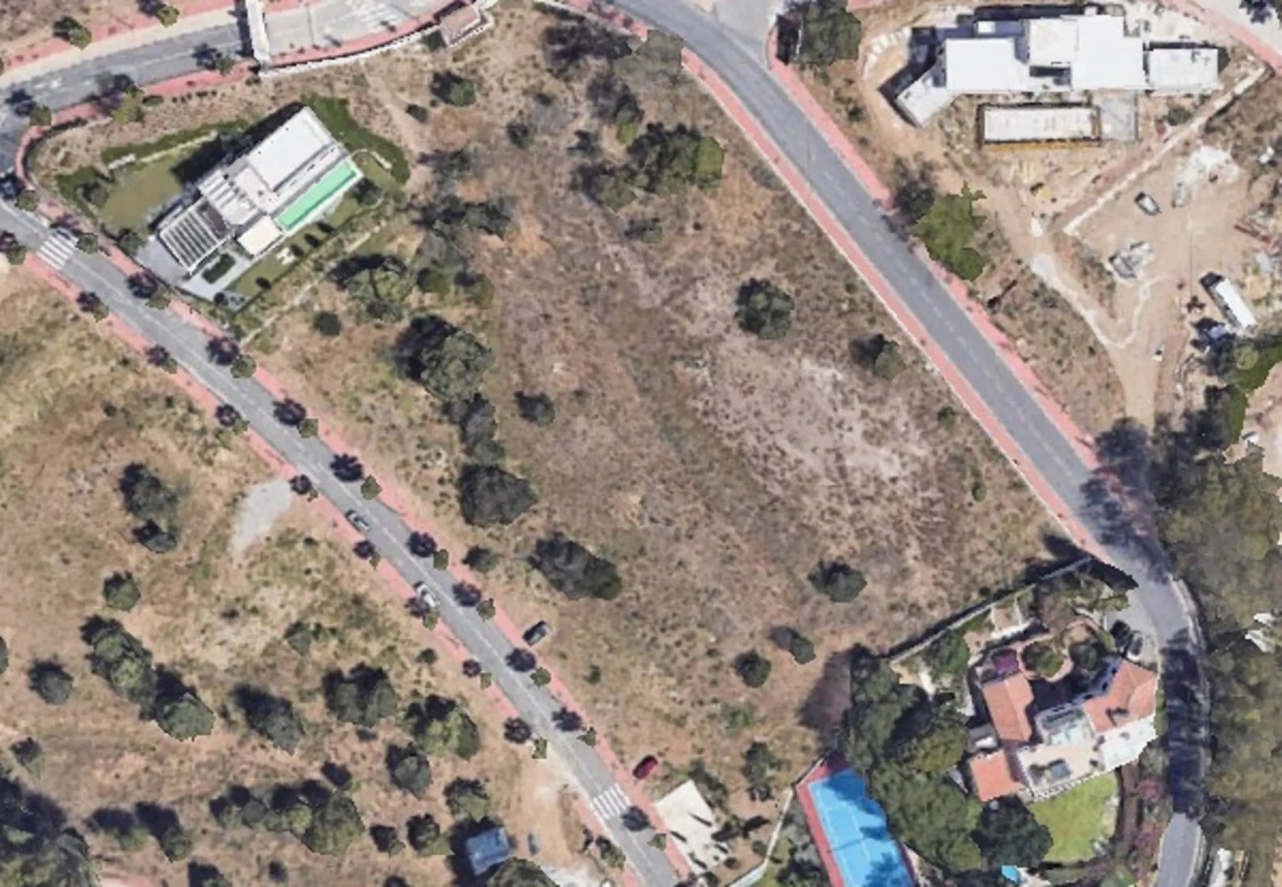 Magnificent 2,000 m² plot with stunning sea views, located in Torremuelle, one of the most exclusive and peaceful residential areas between Fuengirola and Benalmádena, just 600 metres from the beach.