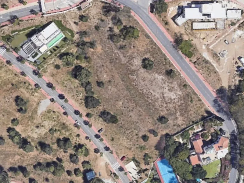 Magnificent 2,000 m² plot with stunning sea views, located in Torremuelle, one of the most exclusive and peaceful residential areas between Fuengirola and Benalmádena, just 600 metres from the beach.