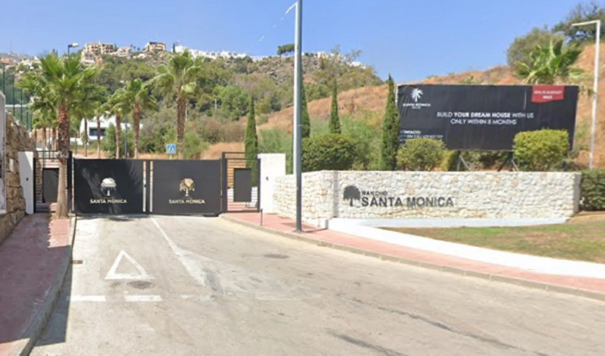 Magnificent 2,000 m² plot with stunning sea views, located in Torremuelle, one of the most exclusive and peaceful residential areas between Fuengirola and Benalmádena, just 600 metres from the beach.
