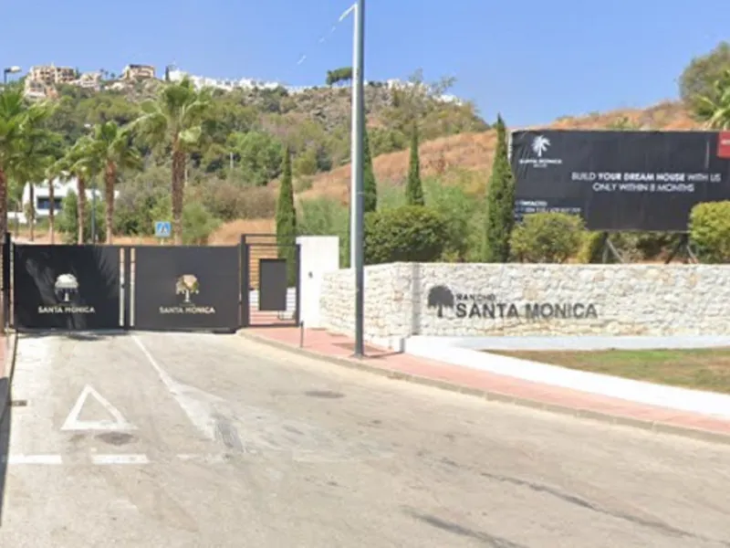 Magnificent 2,000 m² plot with stunning sea views, located in Torremuelle, one of the most exclusive and peaceful residential areas between Fuengirola and Benalmádena, just 600 metres from the beach.