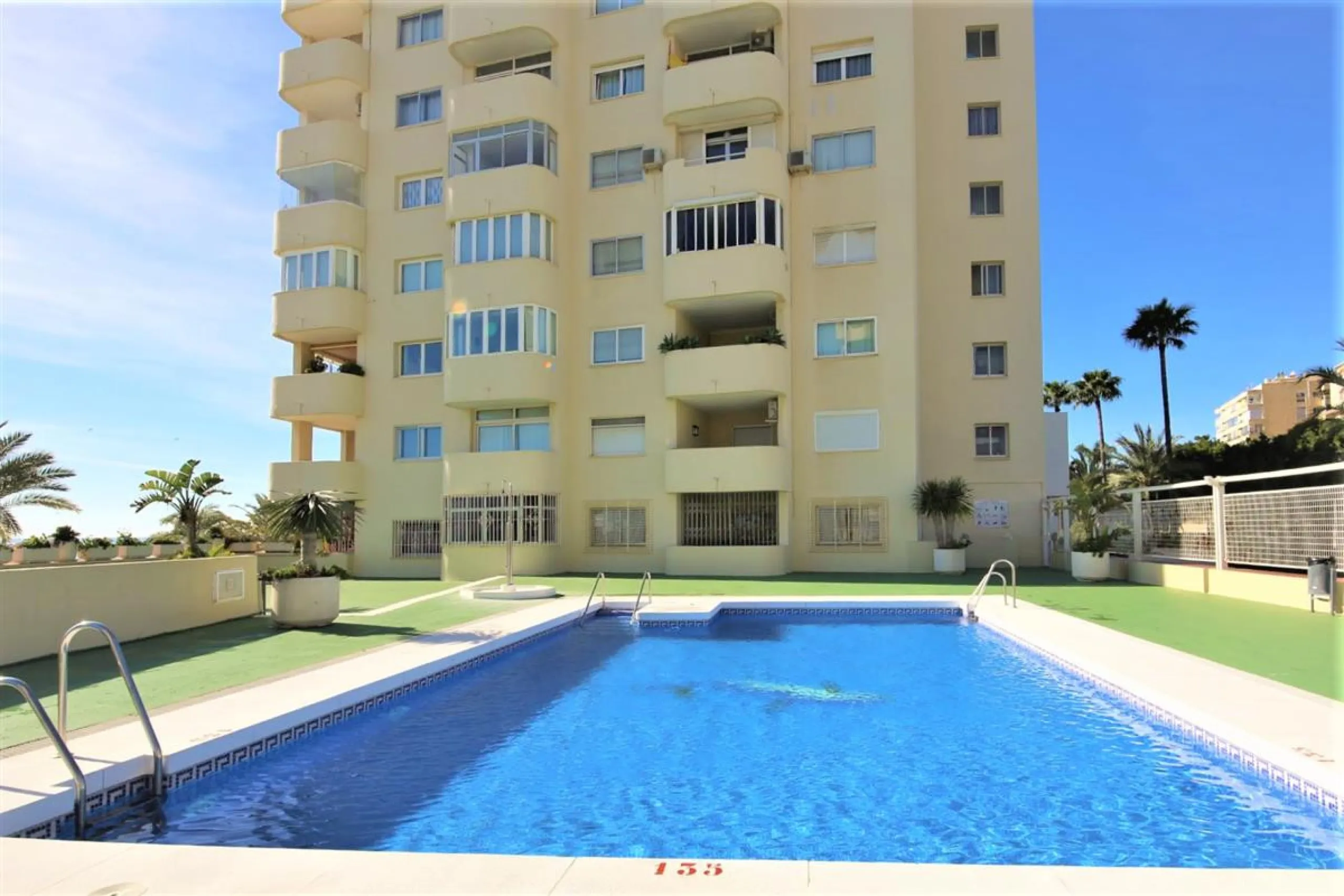 Apartment - Middle Floor Apartment в продаже в Estepona, Málaga. В доме 2 спален и 2 ванных комнат. Площадь дома 105 м². Площадь участка 105 м²
