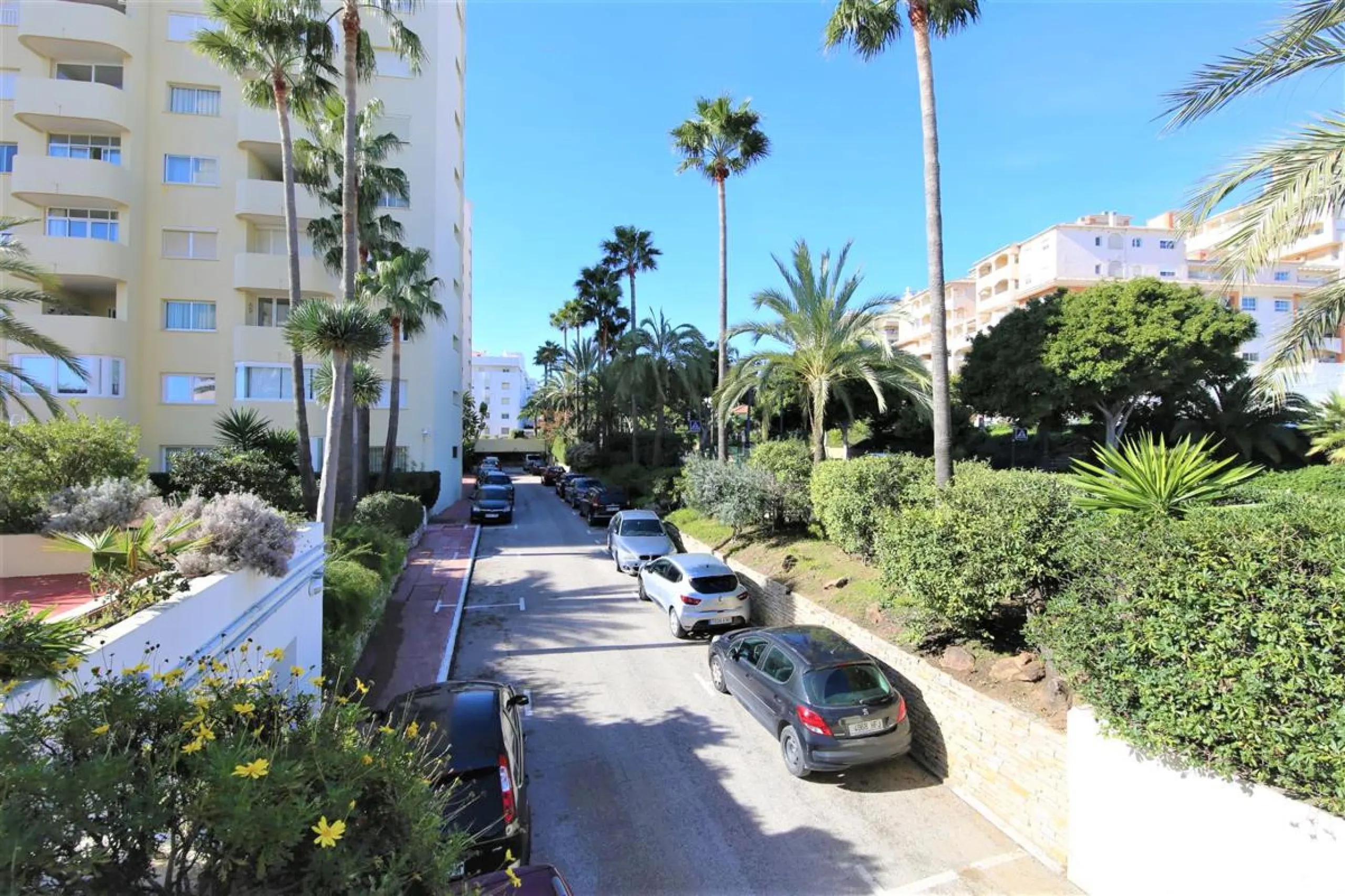 Apartment - Middle Floor Apartment в продаже в Estepona, Málaga. В доме 2 спален и 2 ванных комнат. Площадь дома 105 м². Площадь участка 105 м²
