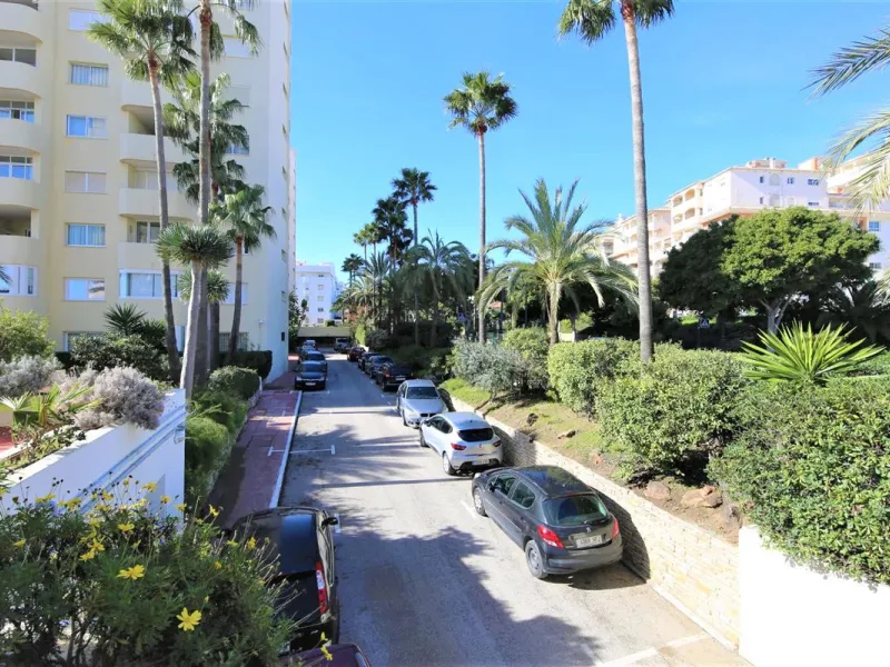 Apartment - Middle Floor Apartment в продаже в Estepona, Málaga. В доме 2 спален и 2 ванных комнат. Площадь дома 105 м². Площадь участка 105 м²
