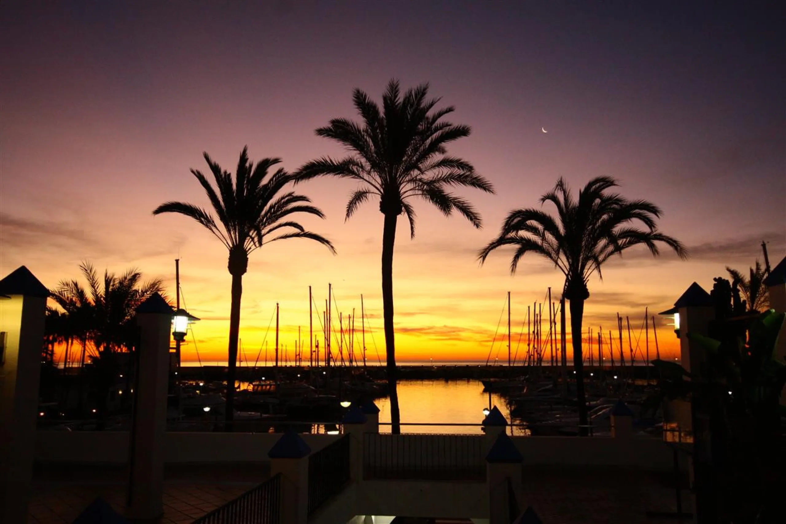 Apartment - Middle Floor Apartment в продаже в Estepona, Málaga. В доме 2 спален и 2 ванных комнат. Площадь дома 105 м². Площадь участка 105 м²