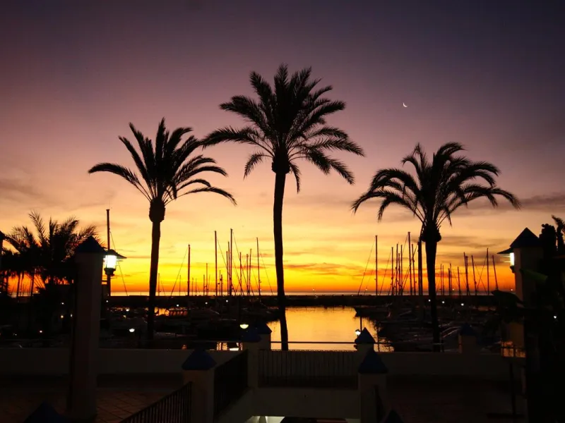 Apartment - Middle Floor Apartment в продаже в Estepona, Málaga. В доме 2 спален и 2 ванных комнат. Площадь дома 105 м². Площадь участка 105 м²
