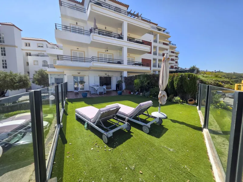 STUNNING GROUND FLOOR APARTMENT WITH PRIVATE GARDEN AND PANORAMIC SEA VIEWS IN LA DUQUESA