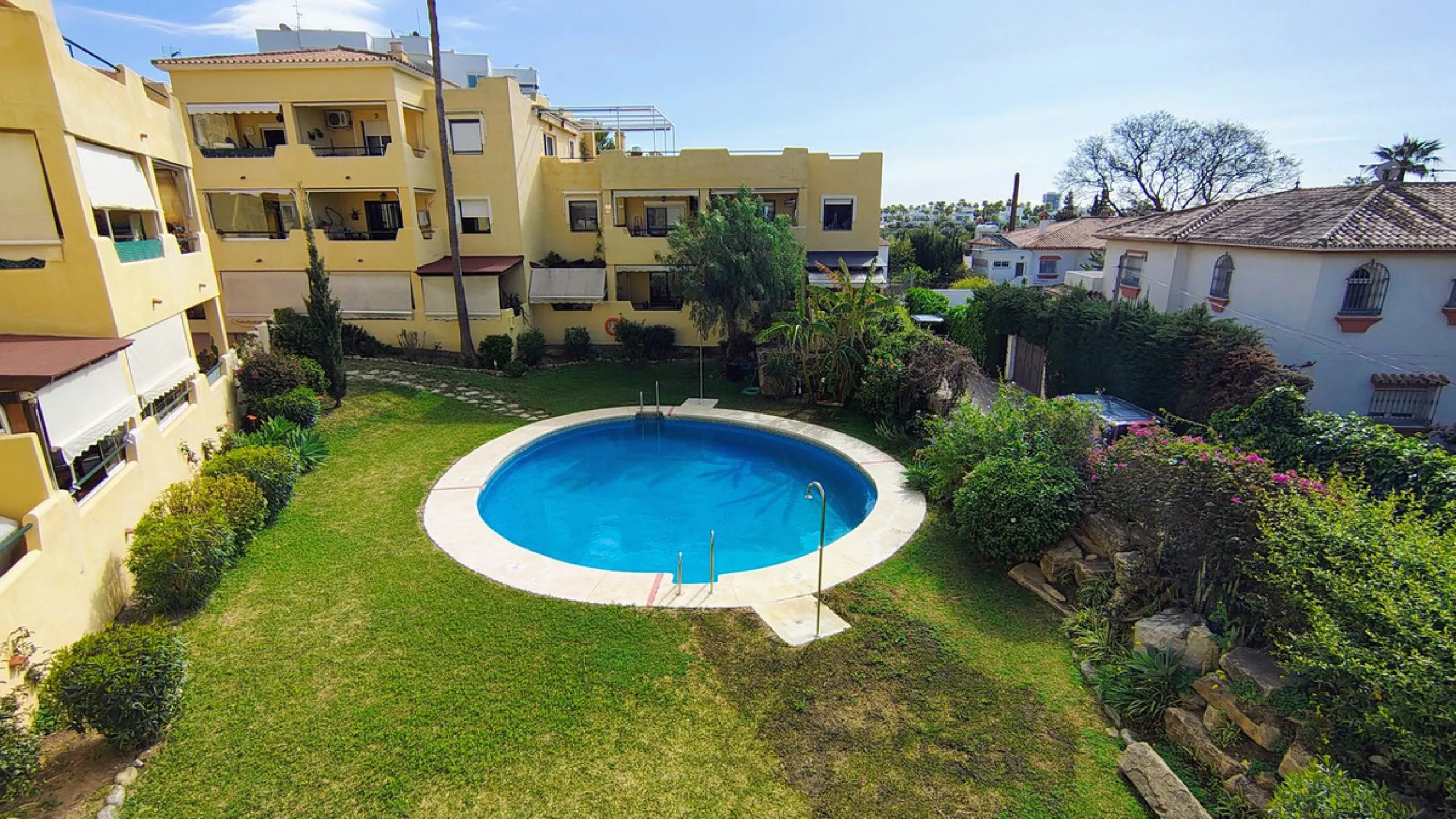 Apartment - Top Floor Apartment в продаже в Marbella, Málaga. В доме 2 спален и 2 ванных комнат. Площадь дома 100 м²
