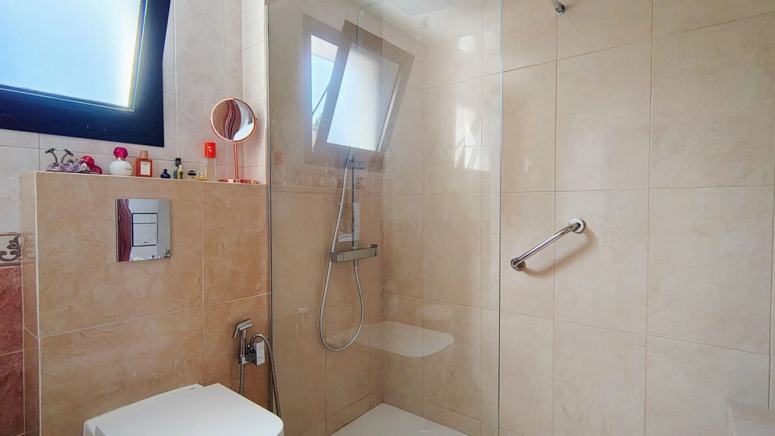 Apartment - Top Floor Apartment в продаже в Marbella, Málaga. В доме 2 спален и 2 ванных комнат. Площадь дома 100 м²