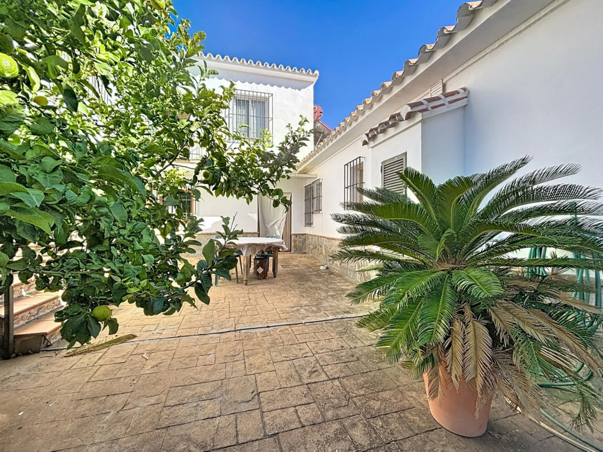This finca in Periana offers spaciousness, comfort and a privileged natural environment, ideal for both family use and investment thanks to its two completely independent floors. On the ground floor we find a very spacious house that has 4 bedrooms, 2 bat