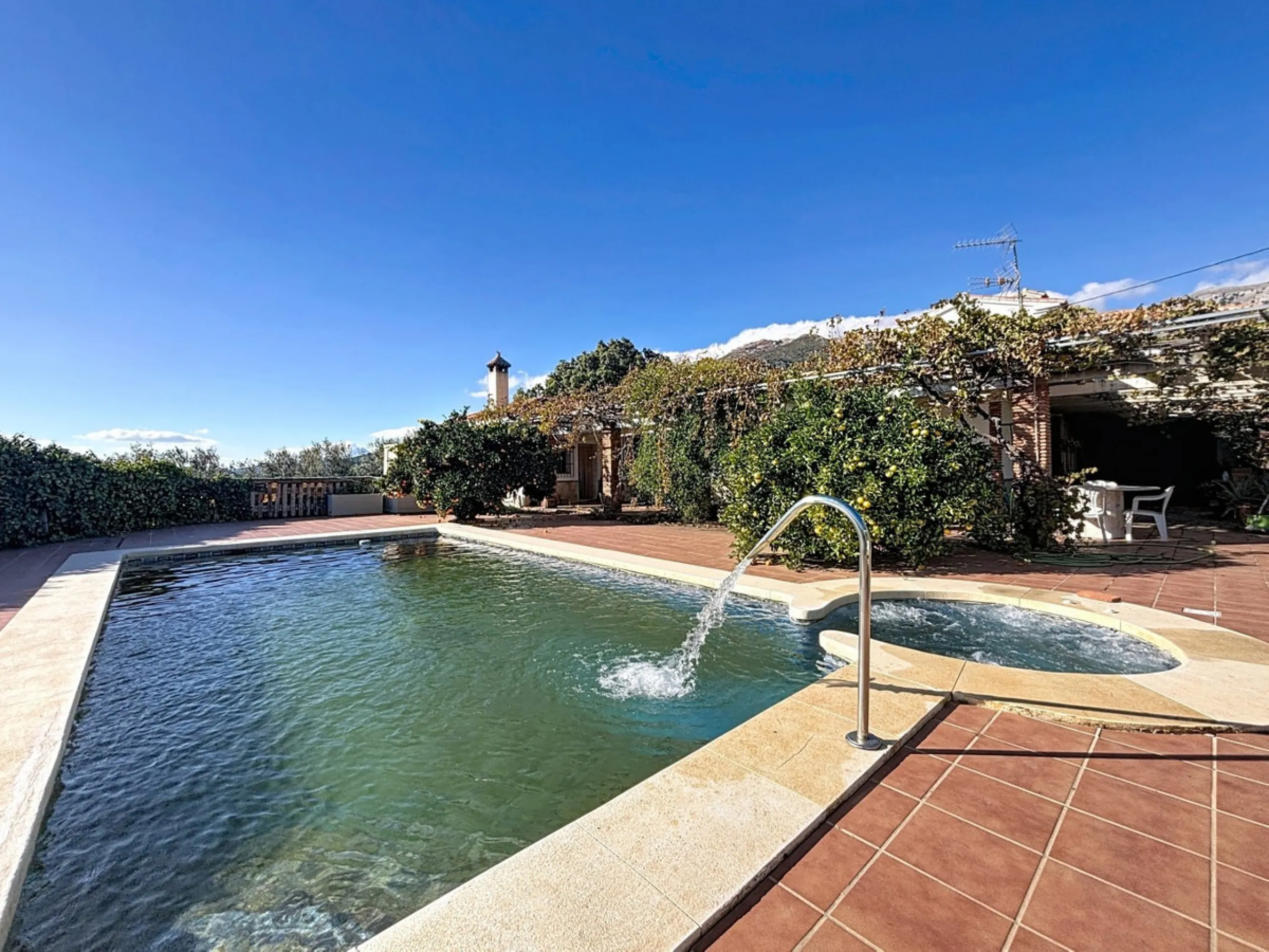 This finca in Periana offers spaciousness, comfort and a privileged natural environment, ideal for both family use and investment thanks to its two completely independent floors. On the ground floor we find a very spacious house that has 4 bedrooms, 2 bat