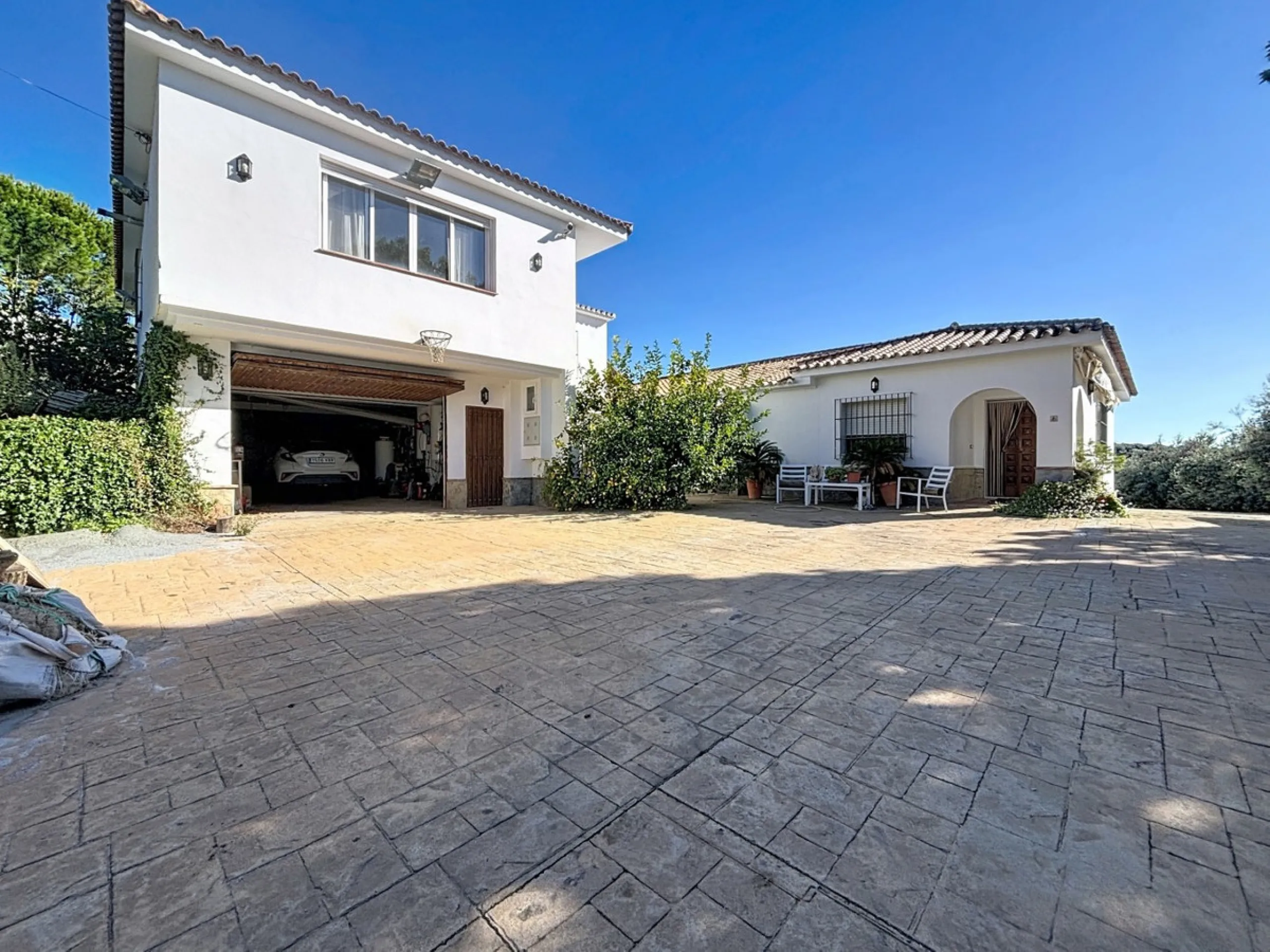 This finca in Periana offers spaciousness, comfort and a privileged natural environment, ideal for both family use and investment thanks to its two completely independent floors. On the ground floor we find a very spacious house that has 4 bedrooms, 2 bat