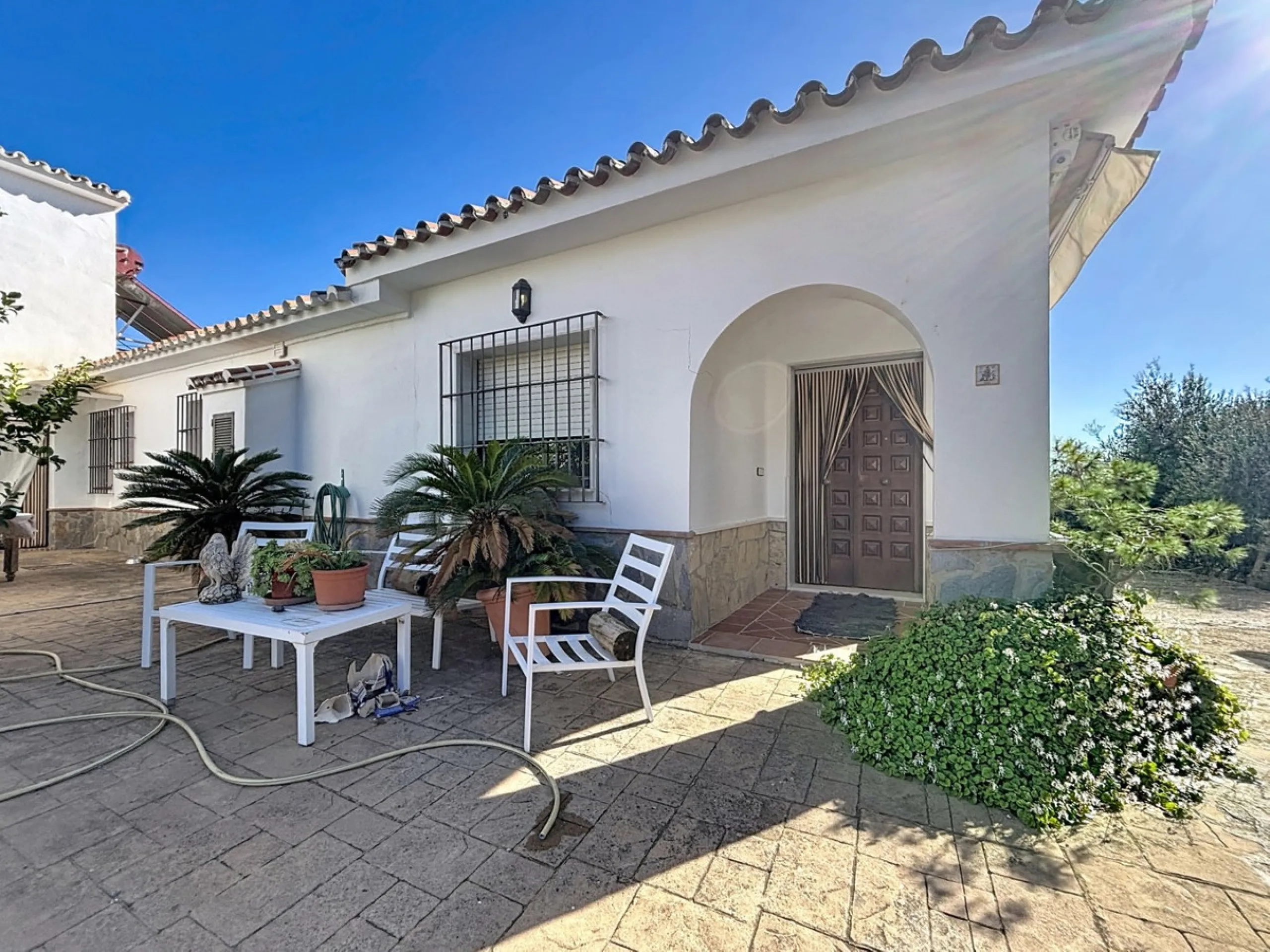 This finca in Periana offers spaciousness, comfort and a privileged natural environment, ideal for both family use and investment thanks to its two completely independent floors. On the ground floor we find a very spacious house that has 4 bedrooms, 2 bat